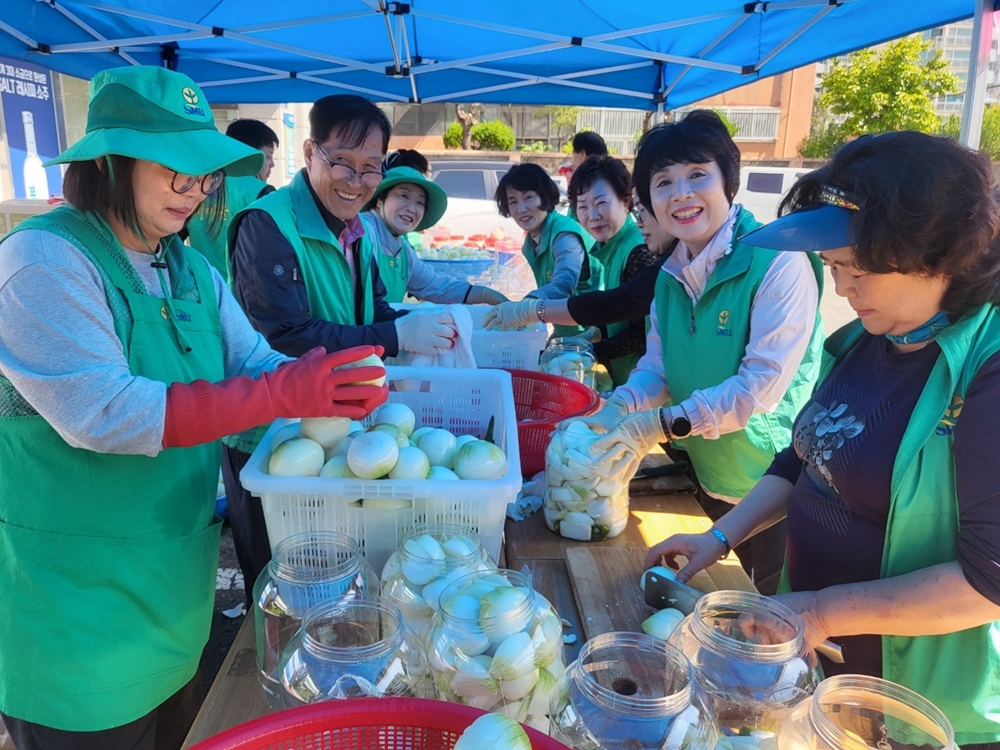 ▲ 전남 새마을지도자여수시협의회와 여수시새마을부녀회가  취약계층의 이웃들에게 온기 나눔 행사를 실시했다.
