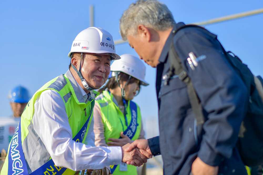 ▲  롯데GS화학㈜ 증설공사 현장 출근길에서 근로자에 안전을 당부하고 있다. 