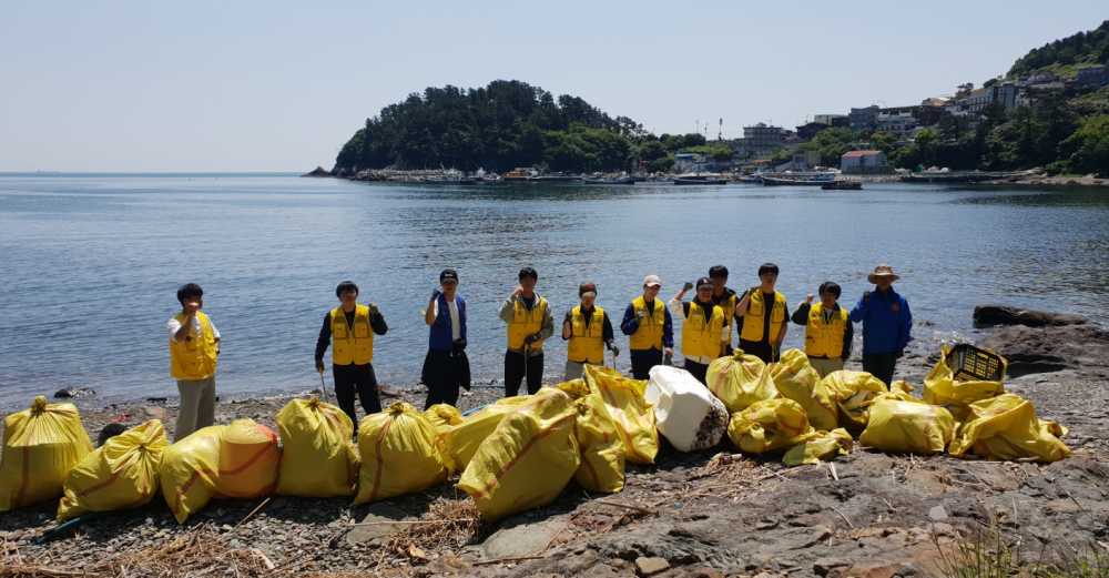 ▲ 해양환경인명구조단 여수구조대 해양쓰레기청소