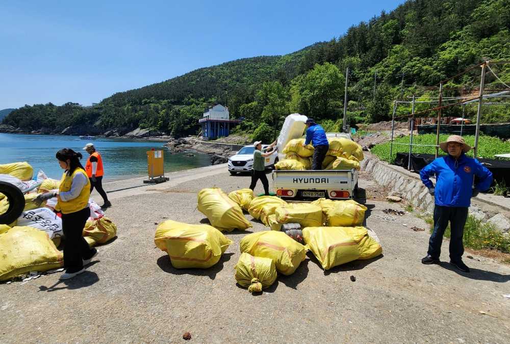 ▲해양환경인명구조단 여수구조대 해양쓰레기청소