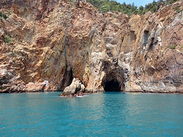▲ 코굴 또는 쌍굴이라 불리는 굴모습. 주변 바위는 절리로 형성되어 있었다.ⓒ 오문수