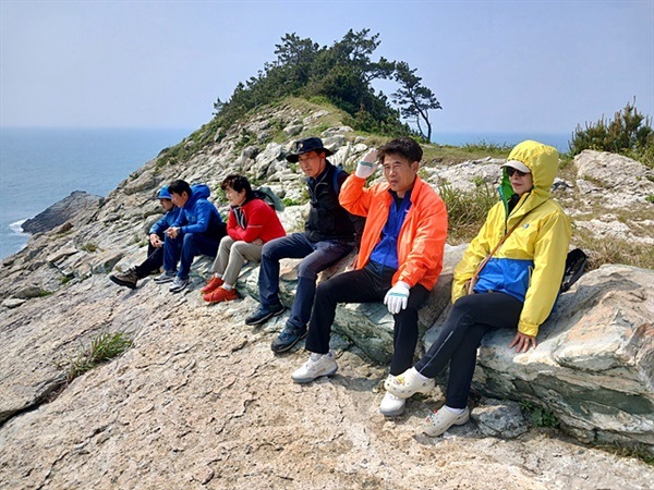 ▲ 화(7일) 필자와 함께 운동하는 국동테니스 클럽회원들이 연도에서 가장 아름답다는 소룡단을 방문해 잠시 쉬고 있다. 회원들이 앉아쉬고 있는 곳이 암맥이고 신발부분이 쇄설암이다.ⓒ 오문수