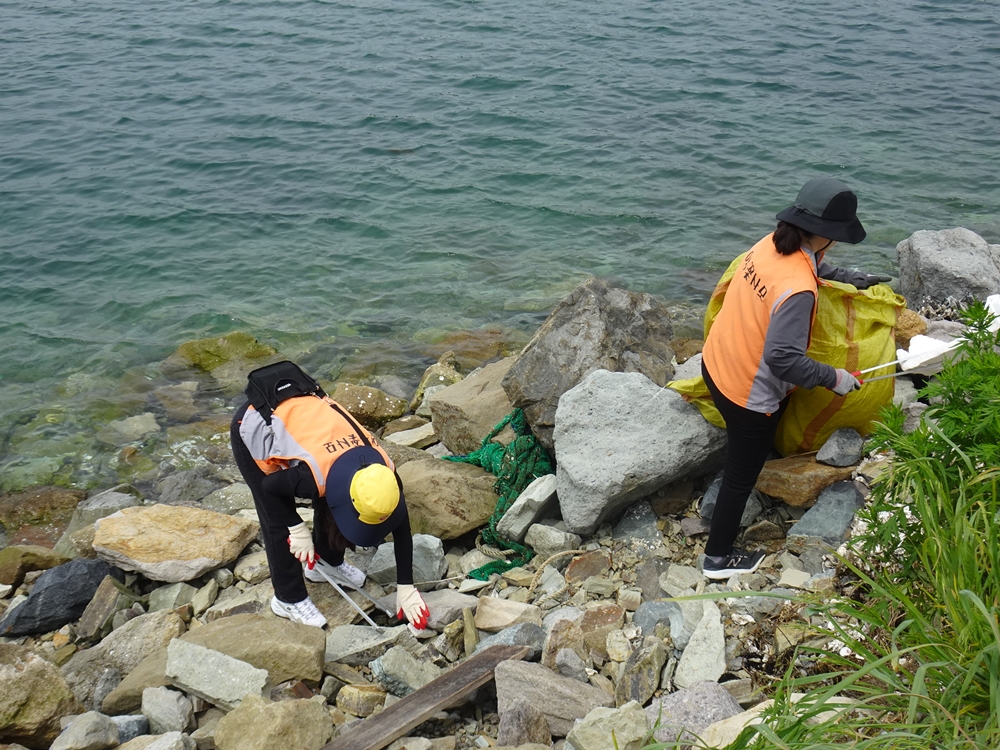 ▲ 해양정화활동 중인 봉사자