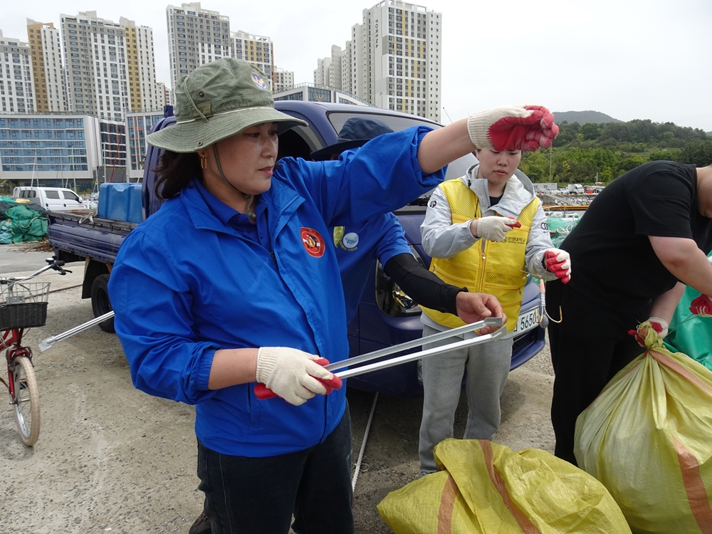 ▲ 최미영 구조대원이 끝이 날카로운 낚시찌를 들어보이고 있다.