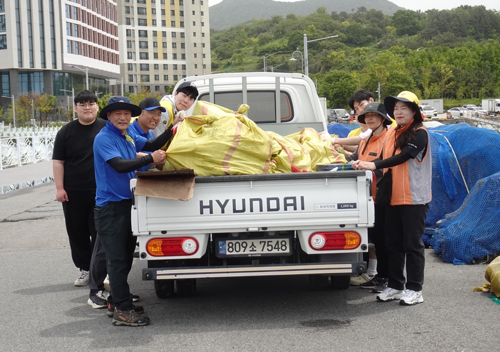 ▲ 마대에 담긴 쓰레기를 트럭에 실었다. 