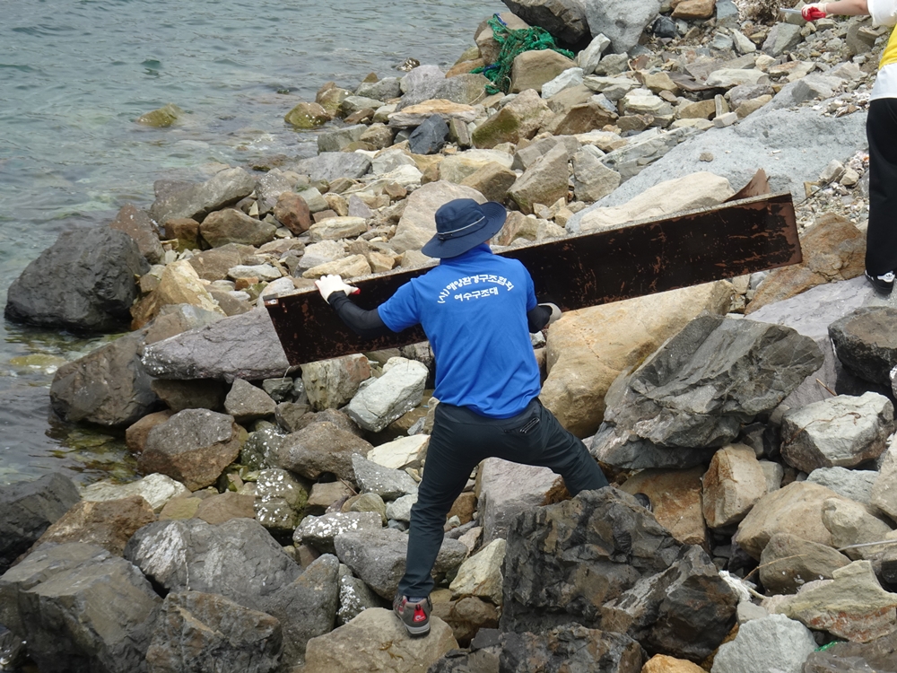 ▲ 봉사자가 버려진 쓰레기를 옮기고 있다.