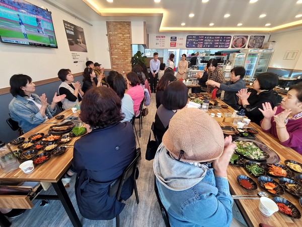 ▲ 여수시장애인종합복지관 활동지원사 선물 전달