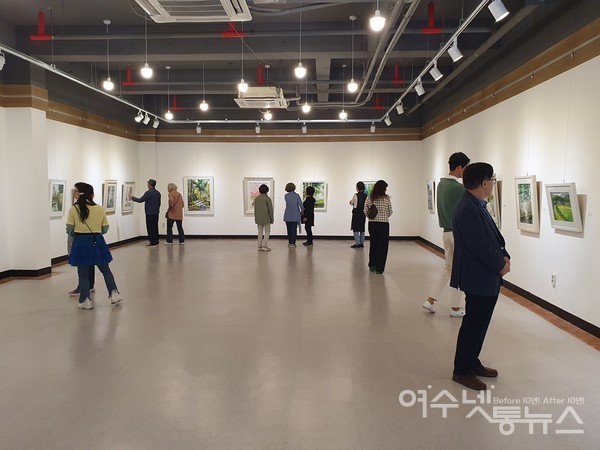 ▲ 관객들이 작품을 감상하고 있다. ⓒ공문택