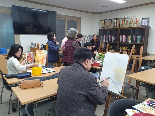 ▲  박동화 강사의 지도 장면. 5명의 수강생이 옆에서 배우고 있다.   ⓒ 공문택.