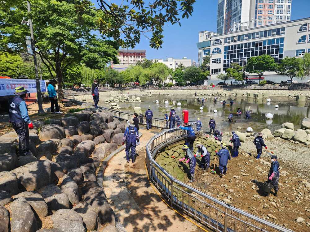 ▲ 지난 10일 대대적으로 거북선공원 호수를 청소했다.