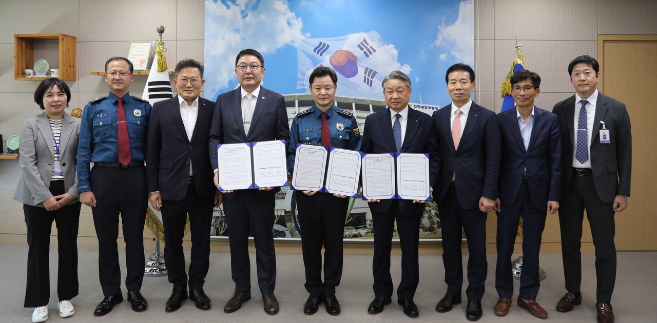 ▲ 전라남도경찰청은 여수상공회의소 한문선 회장, 광양상공회의소 우광일 회장과 전남지역 사회적 약자 지원을 위한 봄봄봄 지원단 업무협약 및 기금 1,000만원 전달식을 개최하였다