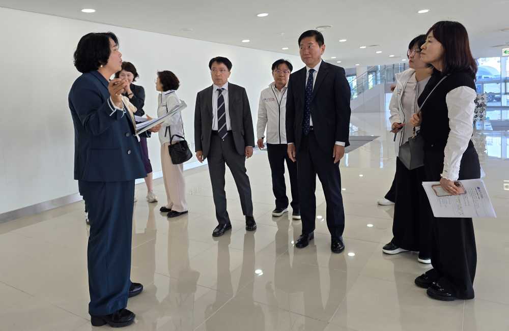 ▲ 행정국장 및 도서관 관계자 현장점검