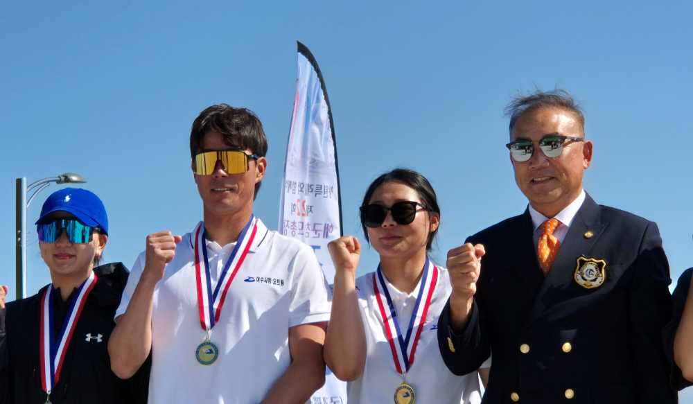 ▲ 김창주, 이경진 선수가 시상식에서 메달을 목에 걸고 있다.(왼쪽 두번째 김창주 선수, 세번째 이경진 선수)