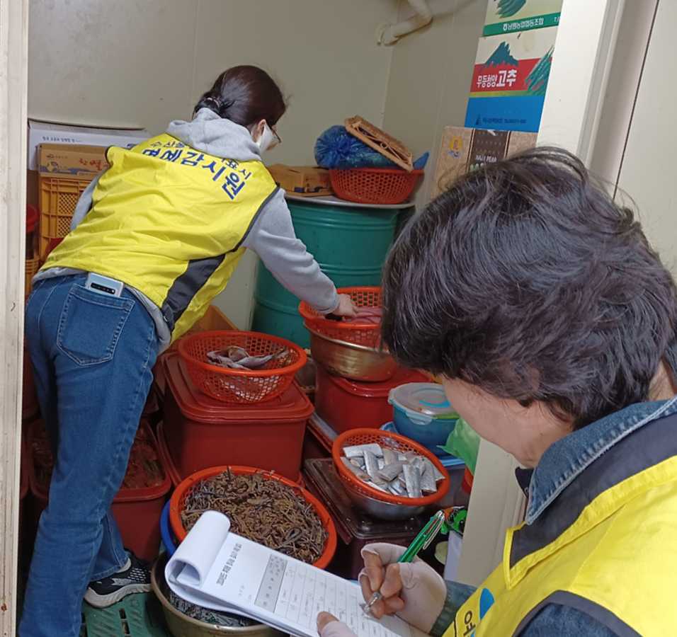 ▲ 여수시 수산물 방사능 조사반이 수산물 판매장에서 방사능을 측정하고 있다. 