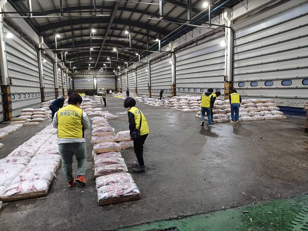 ▲ 여수시 수산물 방사능 조사반이 위판장에서 방사능을 측정하고 있다. 