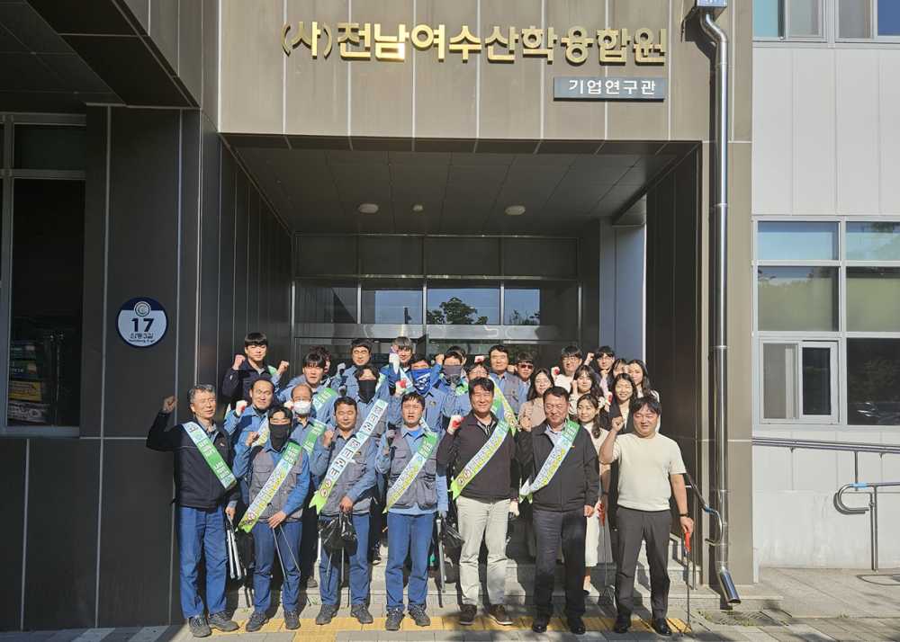 ▲ (사)전남여수산학융합원과 주식회사 피오씨의 임직원들이 도로와 주변 지역을 깨끗하게 청소하였다.