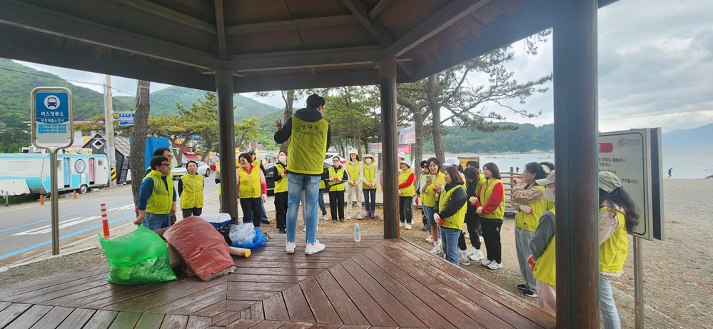 ▲  봉사활동 전 학생들에게 안전지도를 하고 있는 사회복지과 노재현 교수