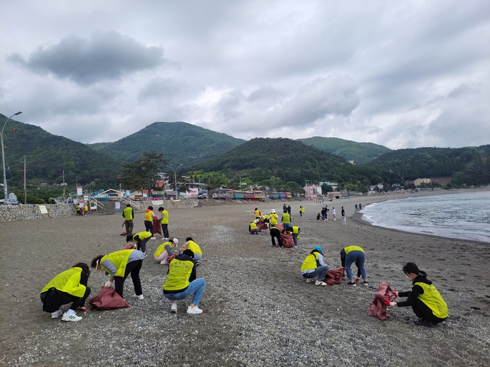 ▲  해양쓰레기를 수거하고 있는 '고마운 물' 봉사동아리 회원들