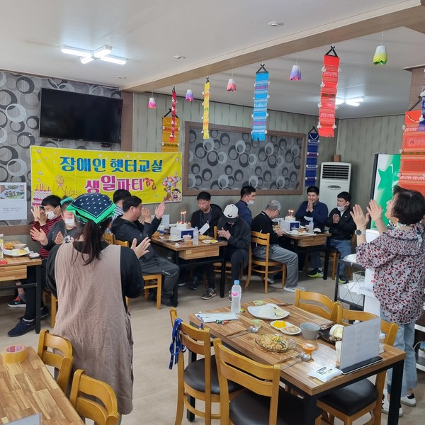 ▲이색적인 태국 음식점에서  생일파티를  하고 있다. ⓒ 김연우