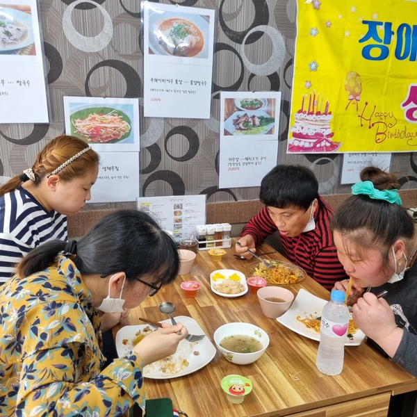 ▲태국음식 팟타이(볶음 쌀국수)와  팟카 파오무쌉(돼지고기볶음밥)으로  점심을  맛있게  먹고 있는 햇터교실이용인 ⓒ 김연우