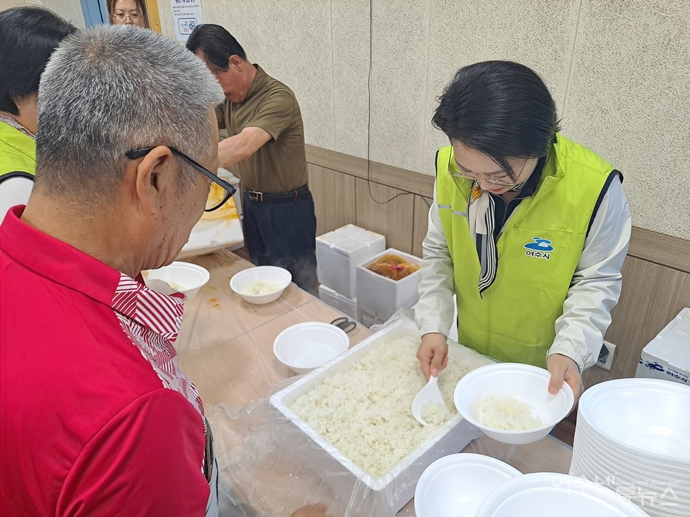 ▲밥 배식을 담당한 민덕희 시의원은 “봉사는 실천이고 마음이죠”라고 말한다. ⓒ조찬현