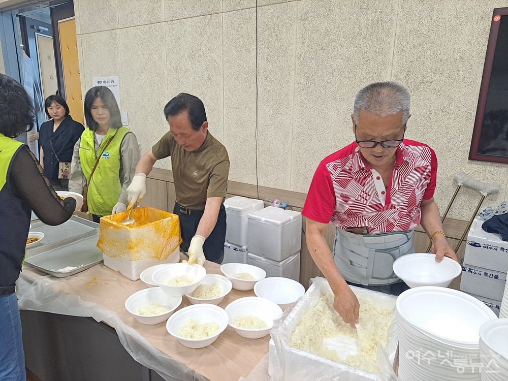 ▲이형은 본부장(오른쪽)은 “암 투병을 하고 있지만, 생을 마감하는 순간까지 (봉사를) 계속할 겁니다”라며 밥 배식을 직접 챙긴다.  ⓒ조찬현