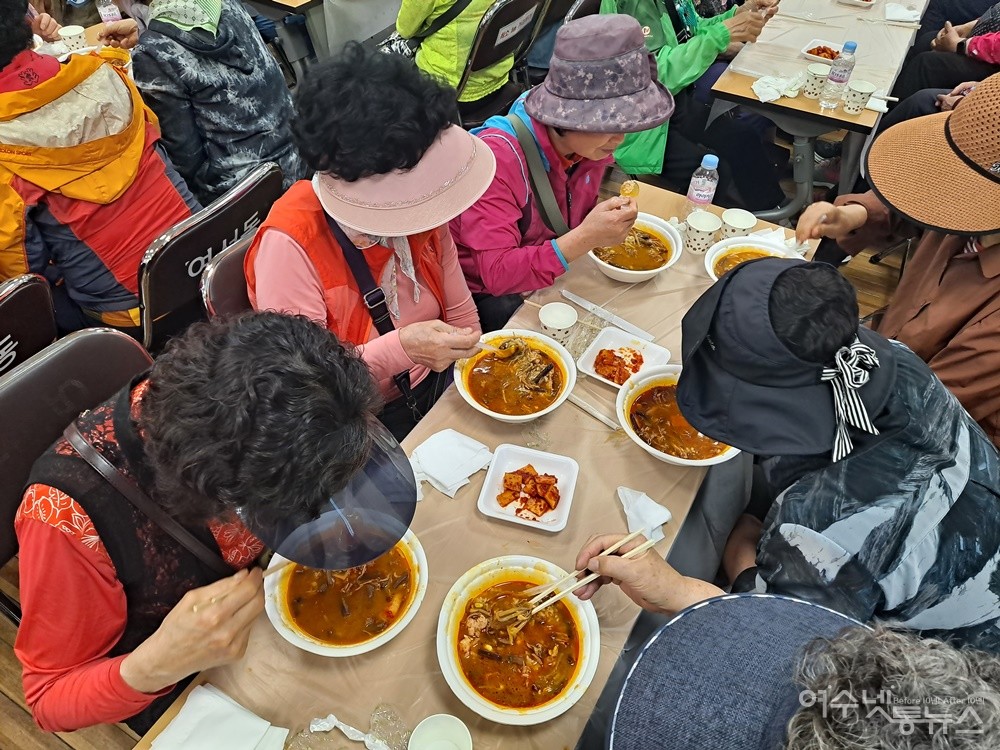 ▲여서동 어르신들이 “닭육개장이 참 맛있다며”며 닭육개장을 맛있게 드시고 있다. ⓒ조찬현