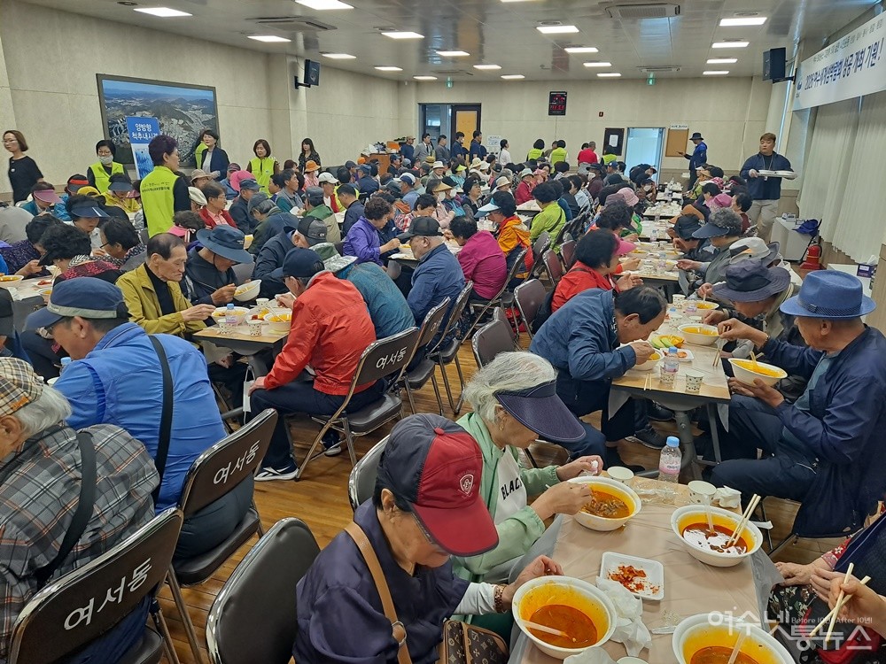 ▲이날 닭육개장 급식 행사에서 여서동 어르신 200여 명이 함께했다. ⓒ조찬현