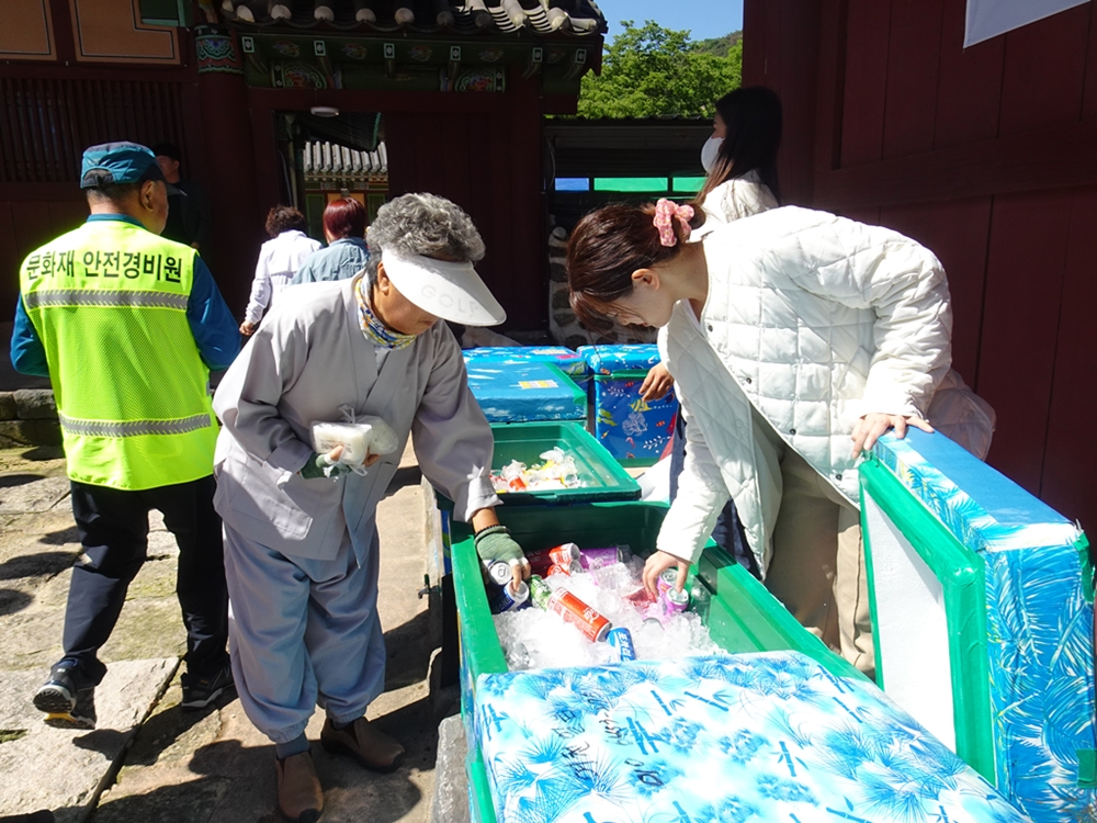 ▲ 태국에서 온 이주여성 이남폰씨가 음료를 나눠주고 있다.