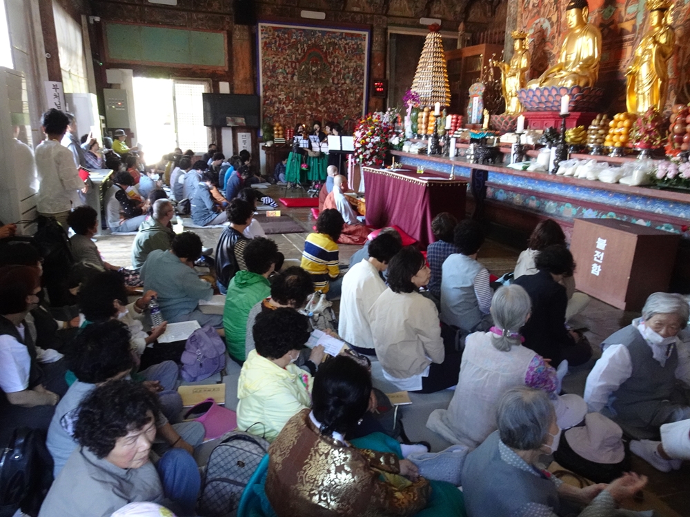 ▲ 대웅전에서 흥국사 진만큰스님의 말씀을 듣고 있다.