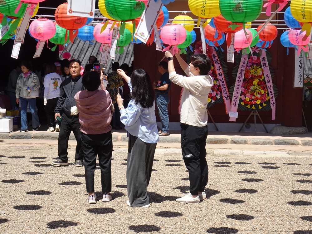 ▲ 연등에 이름을 달며 소원을 비는 시민들
