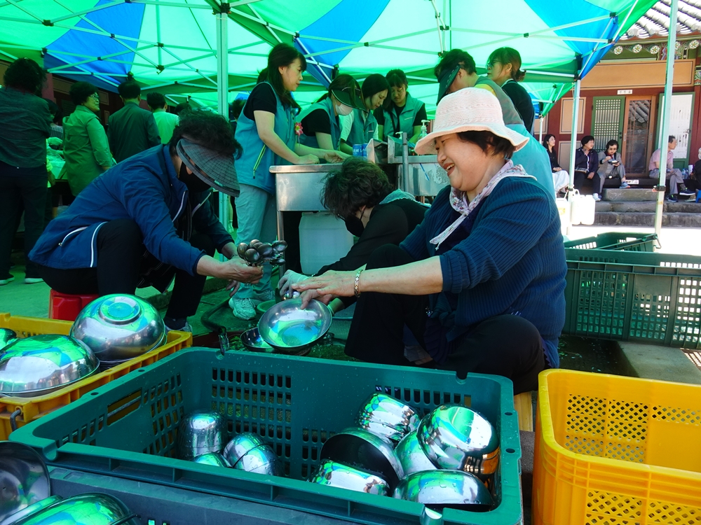 ▲ 흥국사 신도인 60대 이공님 씨가 설거지공양을 하고 있다.