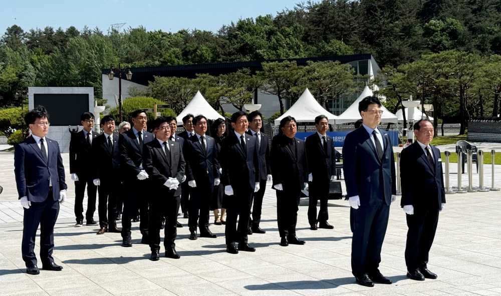 ▲ 5·18 국립묘지 참배