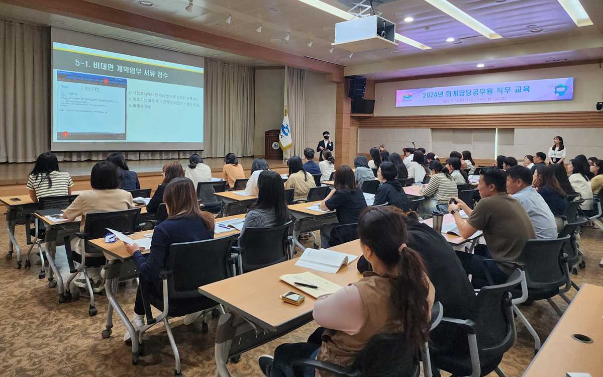 ▲ 16일 시청에서 여수시 회계1팀장이 신규,회계담당 공무원에 실무교육을 진행하고 있다.   