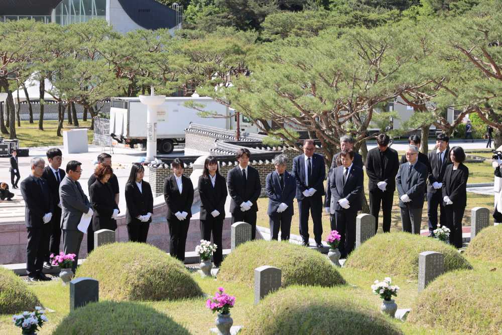 ▲ 국립5.18민주묘지와 망월동 구묘역에서 참배하고 있다.