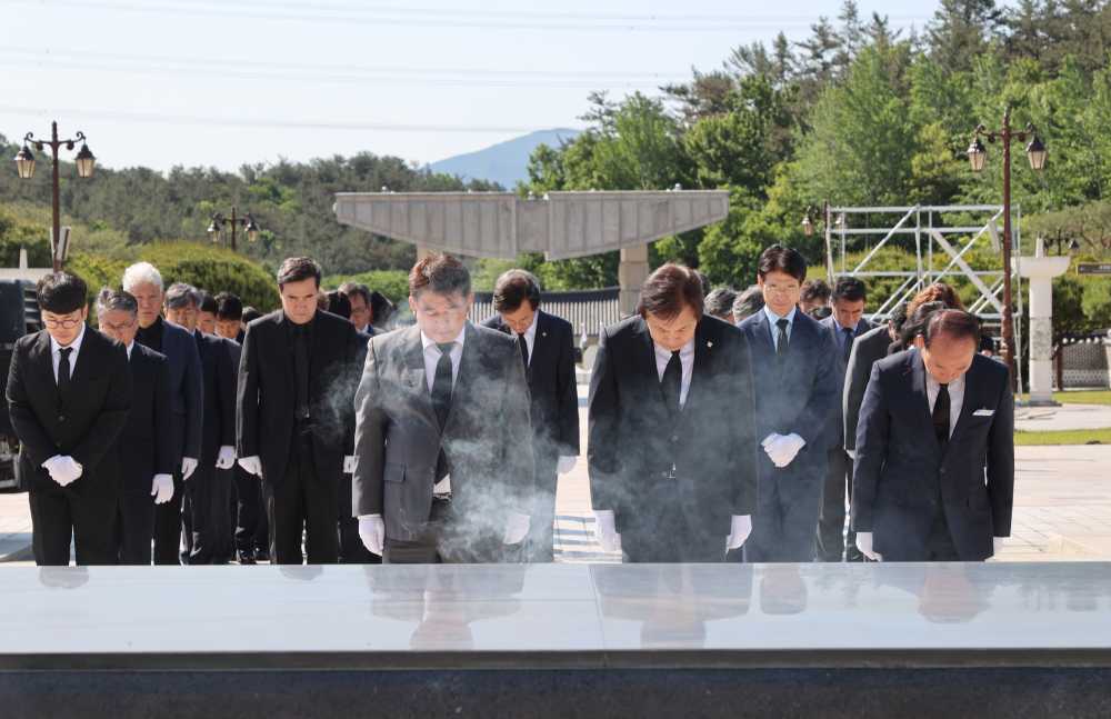 ▲  국립5.18민주묘지와 망월동 구묘역에서 참배하고 있다.