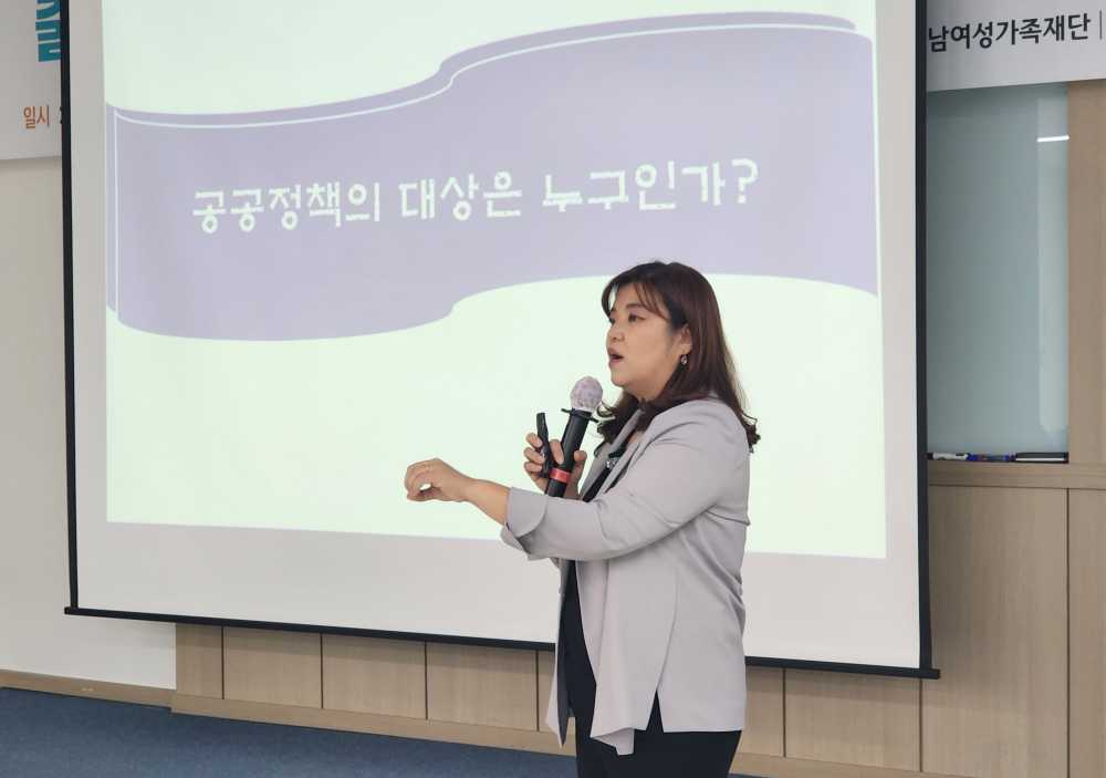 ▲브랜드유리더십센터 이진아 소장이 성인지 역량강화교육을 진행했다.