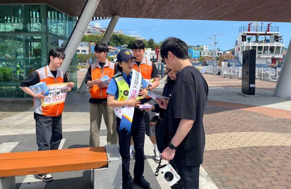 ▲ 캠페인을 진행하는 여수해경