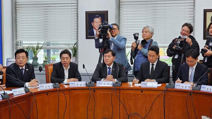  ▲ 더불어민주당 원내대표단 회의에 참여한 조계원 당선인(가운데)