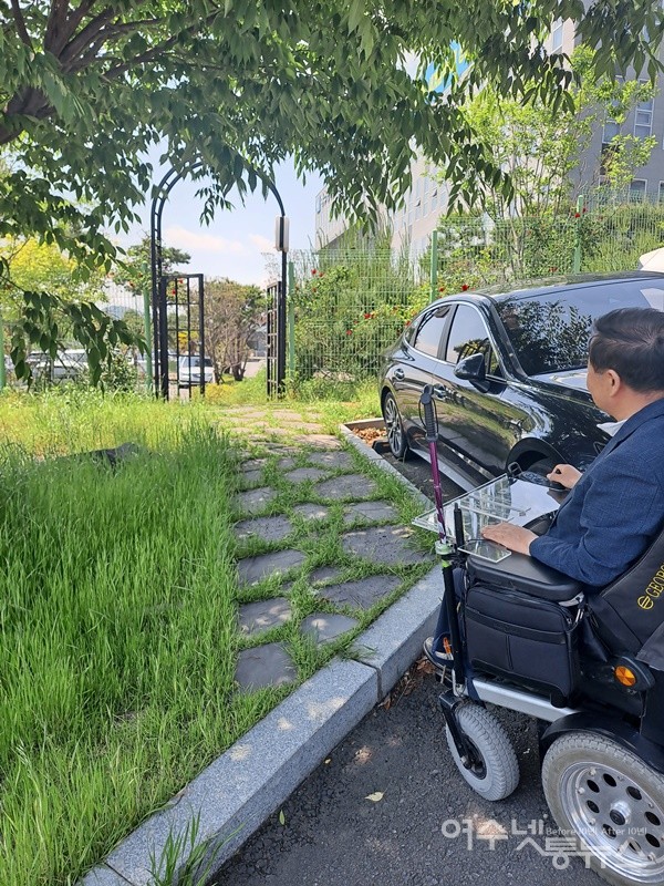 ▲여수세무서 입구에서 여수상공회의소를 오가는 샛길은 단차가 너무 높아 전동휠체어 진입이 불가능했다.  ⓒ조찬현