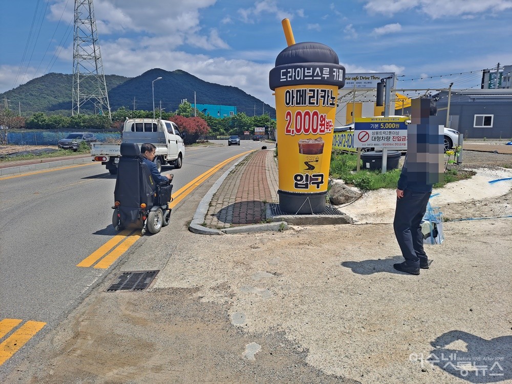 ▲여수시 선원동 반월마을 근처 드라이브 스루 커피숍 앞 인도는 5cm에서 8cm 높이로 휠체어를 타고 진입할 수 없다. ⓒ조찬현