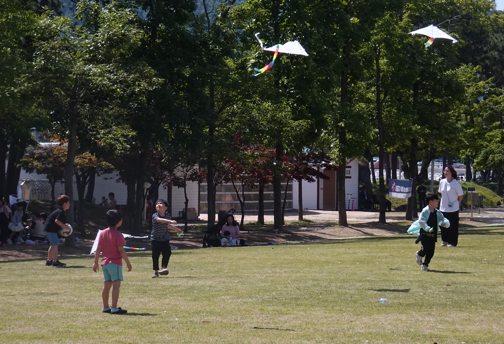 ▲ 광주 5.18민주화운동 44주년 기념식에서 연날리기 체험을 하고 있는 아이들