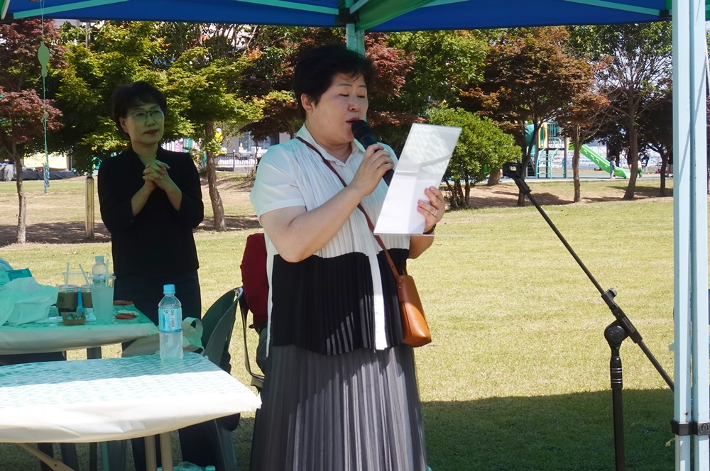 ▲ 여수시민협 이은미 상임대표가 시를 낭송하고 있다.