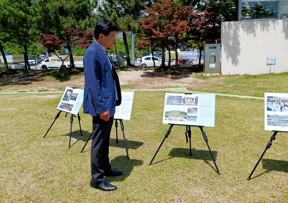 ▲ 5.18부상자회 여수지회 정종옥 지회장이 1980년 5월 당시 광주의 현장이 담긴 판넬을 보고 있다.