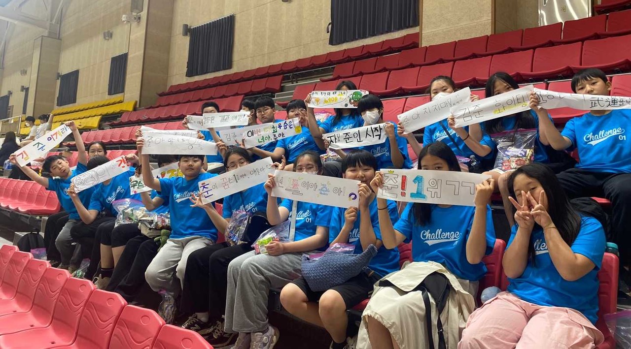 ▲ 직접 만든 현수막을 들고 김준 학생을 응원하는 한재초 학생들