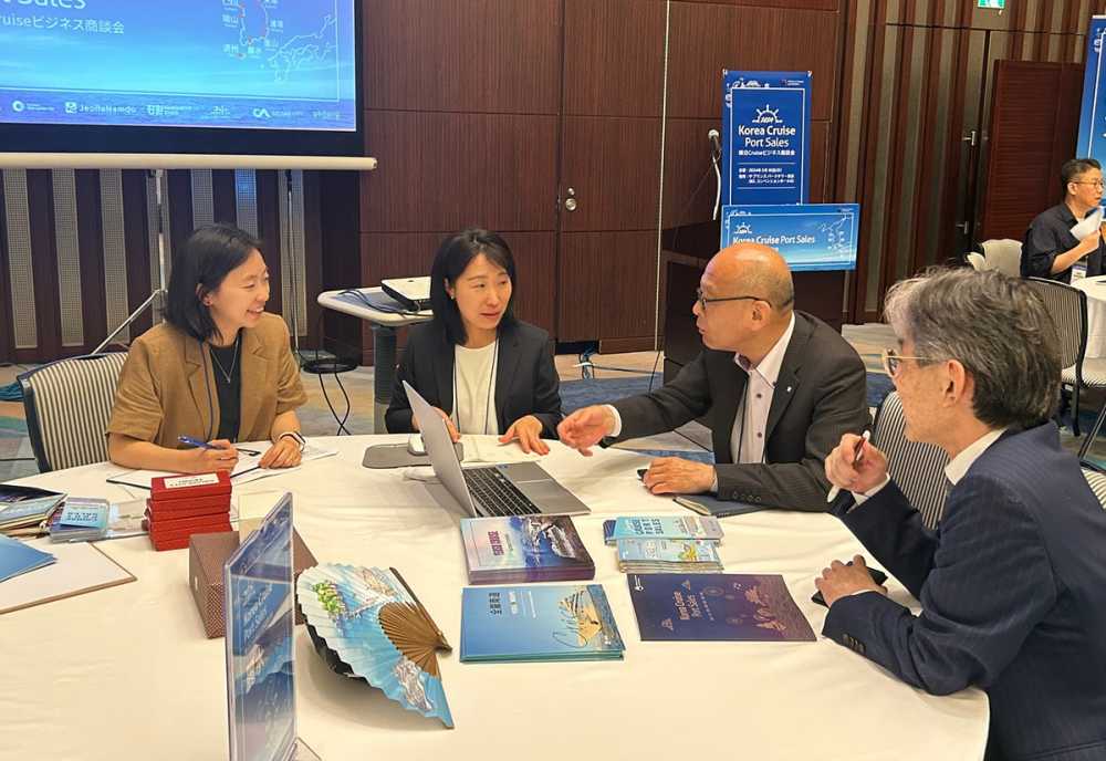 ▲ 일본 도쿄에서 열린 포트세일즈(Port-Sales)에서 여수시 담당 공무원이 일본 선사 등을 대상으로 1:1 상담을 하고 있다. 