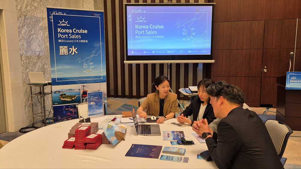 ▲ 일본 도쿄에서 열린 포트세일즈(Port-Sales)에서 여수시 담당 공무원이 일본 선사 등을 대상으로 1:1 상담을 하고 있다. 