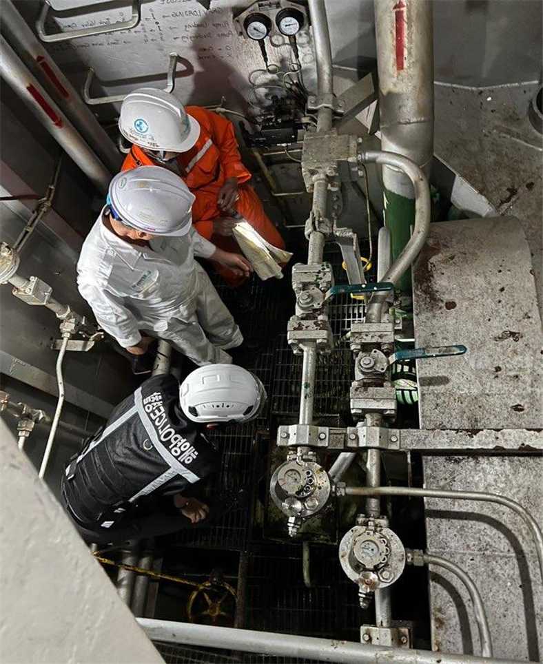 ▲선내 배출 벨브를 점검하는 해양경찰