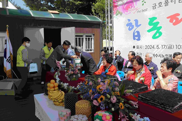 ▲ 최영선 전무의 건강기원 선물 전달  ⓒ 백병훈