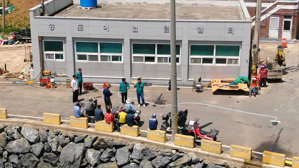 ▲ 여수시 박희우 안전총괄과장이 돌산읍 송도마을 주민들을 대상으로 화재 초기대응 장비 사용 요령을 설명하고 있다. 